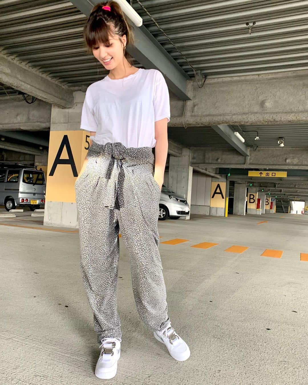高松チェルシーリナのインスタグラム：「. お友達が素敵なシューズブランドを立ち上げました👏👏👏 @onebyoneequalkaneiwahiroshi . 存在感抜群のバックルが超かっこいい🥰❤️❤️ ペイントのカスタムはよくあるけど、こうやってバックルとかを縫い付けるカスタマイズは初めて見ました！イケてる！ 靴好きの方はぜひチェックしてみてね^_^ . #onebyoneequal#nike#カスタマイズスニーカー#nikeairforce1」
