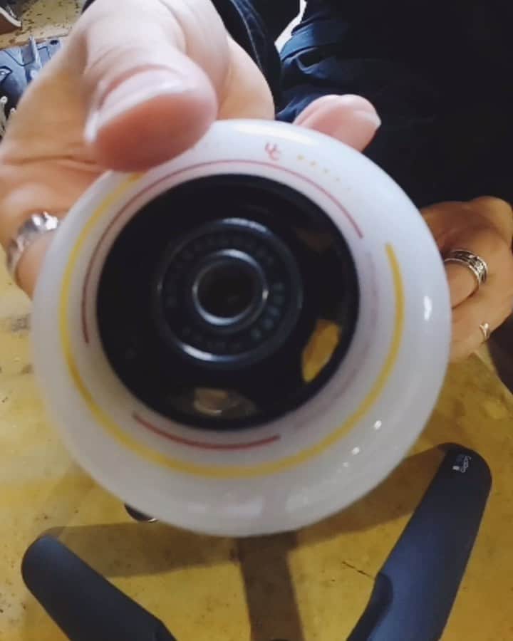 安床武士のインスタグラム：「Put down the hummer⚒ This is recipe for @undercoverwheels APEX series. M8 screw bolt ×1 M8 nut ×1 Washer ×2 Wrench ×1 So easy👌 (Apex series is aluminum core. It’s difficult to press with fingers) 近日中に @deeport.inst でも発売されるアルミコアのアグレッシブ用ウィール。 アルミコアとベアリングは金属同士なので手の力では入りません。 そこで動画のようにボルトナット、ワッシャーを使ってあげる事で気持ちよく簡単な入ってくれます！ 普通の樹脂のコアでもやりたくなる程の気持ちよさです(笑) ちなみにこのウィール…激速です。 早く大きいパークとハーフパイプ滑りたい！ #undercoverwheels #undercoverapex #rollerblading #inlineskate #インラインスケート #deeport」