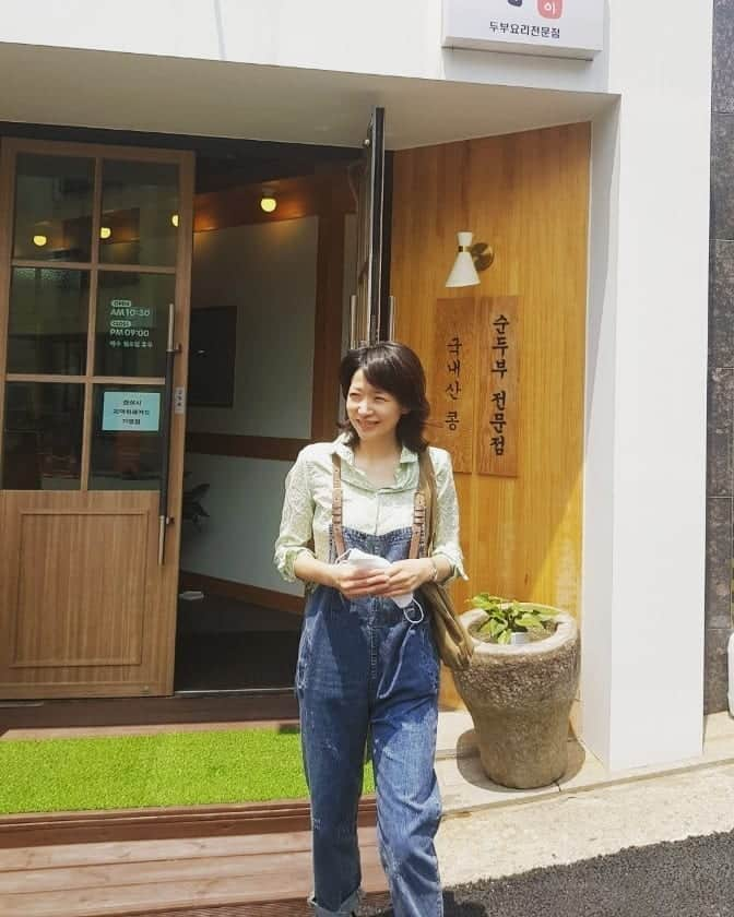 阿部美穂子さんのインスタグラム写真 - (阿部美穂子Instagram)「순두부찌개로 건강한 식사시간~🥘 좋은하루되세요🍀 純豆腐チゲで 健康ごはんタイムー🥘 幸せな一日をお過ごしください🍀 #순두부#해물순두부#버섯들깨순두부 #オーバーオール#韓国#純豆腐#チゲ #haveaniceday」6月2日 14時00分 - miiko904