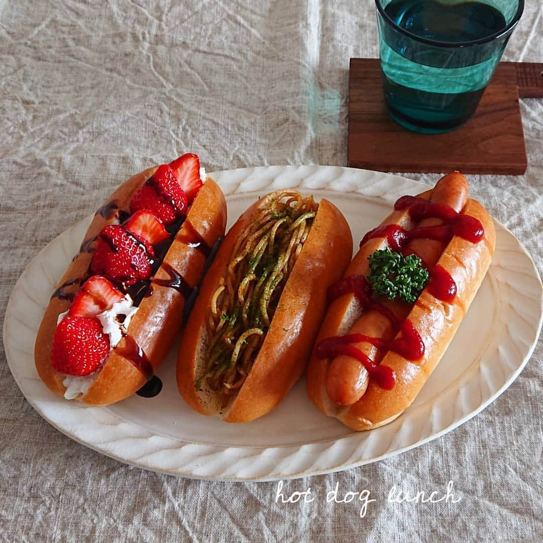 藤森夕子さんのインスタグラム写真 - (藤森夕子Instagram)「あっという間にお昼ご飯(^^; 冷蔵庫の整理で…。焼きそば麺とウインナーがあったのでホットドックに。  写真は3本のパン…。しかし、まだ食べらると残りの焼きそばを食べ、自分でパン1本にウインナー挟んで、2本に生クリームとチョコかけて食べていた～😲‼️ この食欲恐るべし。#中学男子ごはん #ホットドック #ランチ #焼きそばパン #いちごクリームパン #お昼ご飯記録 #昼食 #昼食プレート #食欲旺盛 #今日の昼ごはん #毎日ごはん #うつわうたたね」6月2日 14時08分 - yukofujimori2525