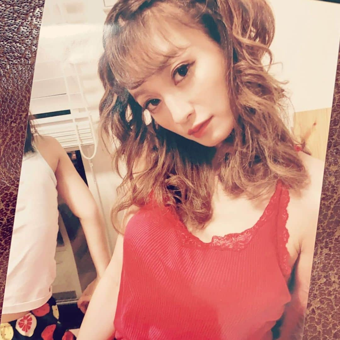 西山茉希さんのインスタグラム写真 - (西山茉希Instagram)「メークされ 髪巻かれ おしりふきを2パック詰められた人の図。  #女はつらいよ #女もつらいよ  夏までに。 身体づくり。 押忍。  #ボデーラインプリーズ」6月2日 14時25分 - maki.nshiyama50