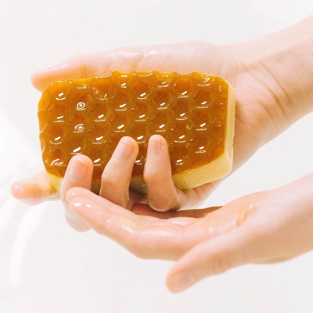 のインスタグラム：「Power of Soap!  ラッシュの固形石鹸は1/3が洗浄成分、1/3が保湿成分、1/3がフレッシュな原材料。たしかな洗浄力で汚れをしっかり落としながら、皮脂を余分に取りすぎず、自然由来の保湿剤がお肌を優しく保湿します。  保湿効果に優れたハチミツを配合し、お肌を優しく洗い上げる『みつばちマーチ』。バスルームに広がるクリームブリュレのような甘い香りに、何度もシャワーを浴びたくなってしまうかも。  #石鹸 #固形石鹸 #ソープ #手洗い #Lush #ラッシュ」