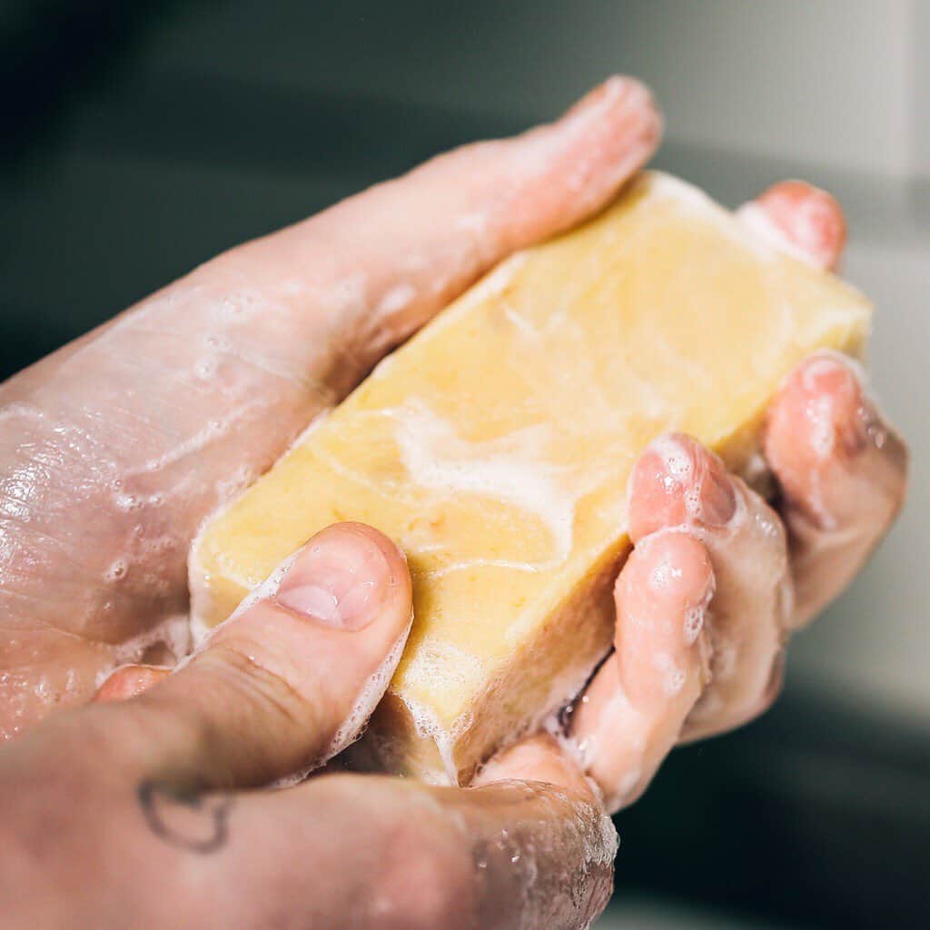 のインスタグラム：「Power of Soap!  ラッシュの固形石鹸は1/3が洗浄成分、1/3が保湿成分、1/3がフレッシュな原材料。たしかな洗浄力で汚れをしっかり落としながら、皮脂を余分に取りすぎず、自然由来の保湿剤がお肌を優しく保湿します。 『ママレードソープ』の黄金に輝くイエローカラーはレモン、オレンジ、ライム果皮をグツグツ煮出した時に出てくる美しい色をそのまま活かしています🍋🍊フルーツを一つひとつ丁寧に絞り、その美味しい果実を丸ごと使った贅沢な石鹸です。  #石鹸 #固形石鹸 #ソープ #手洗い #Lush #ラッシュ」