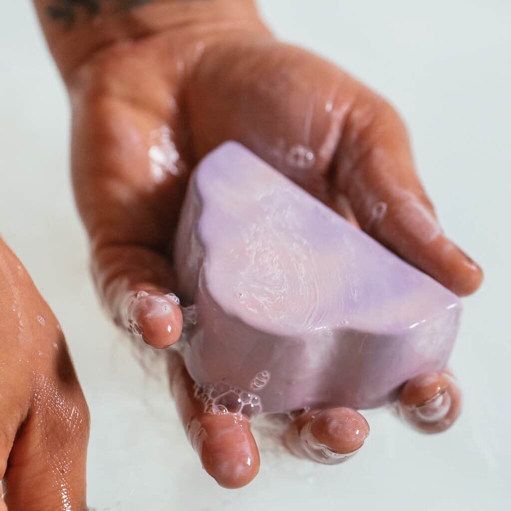 のインスタグラム：「Power of Soap!  ラッシュの固形石鹸は1/3が洗浄成分、1/3が保湿成分、1/3がフレッシュな原材料。たしかな洗浄力で汚れをしっかり落としながら、皮脂を余分に取りすぎず、自然由来の保湿剤がお肌を優しく保湿します。  保湿効果に優れたオールミルクをブレンドした『スリーピー ソープ』は、ふんわりなめらかな泡立ちながらも、カオリンが汚れや余分な皮脂をしっかり吸着させ、お肌をすっきり洗い上げます。ラベンダーとトンカ、イランイランの香り広がるバスルームで、忙しい一日の終わりに気持ちを和らげたいあなたにおすすめです。  #石鹸 #固形石鹸 #ソープ #手洗い #Lush #ラッシュ」