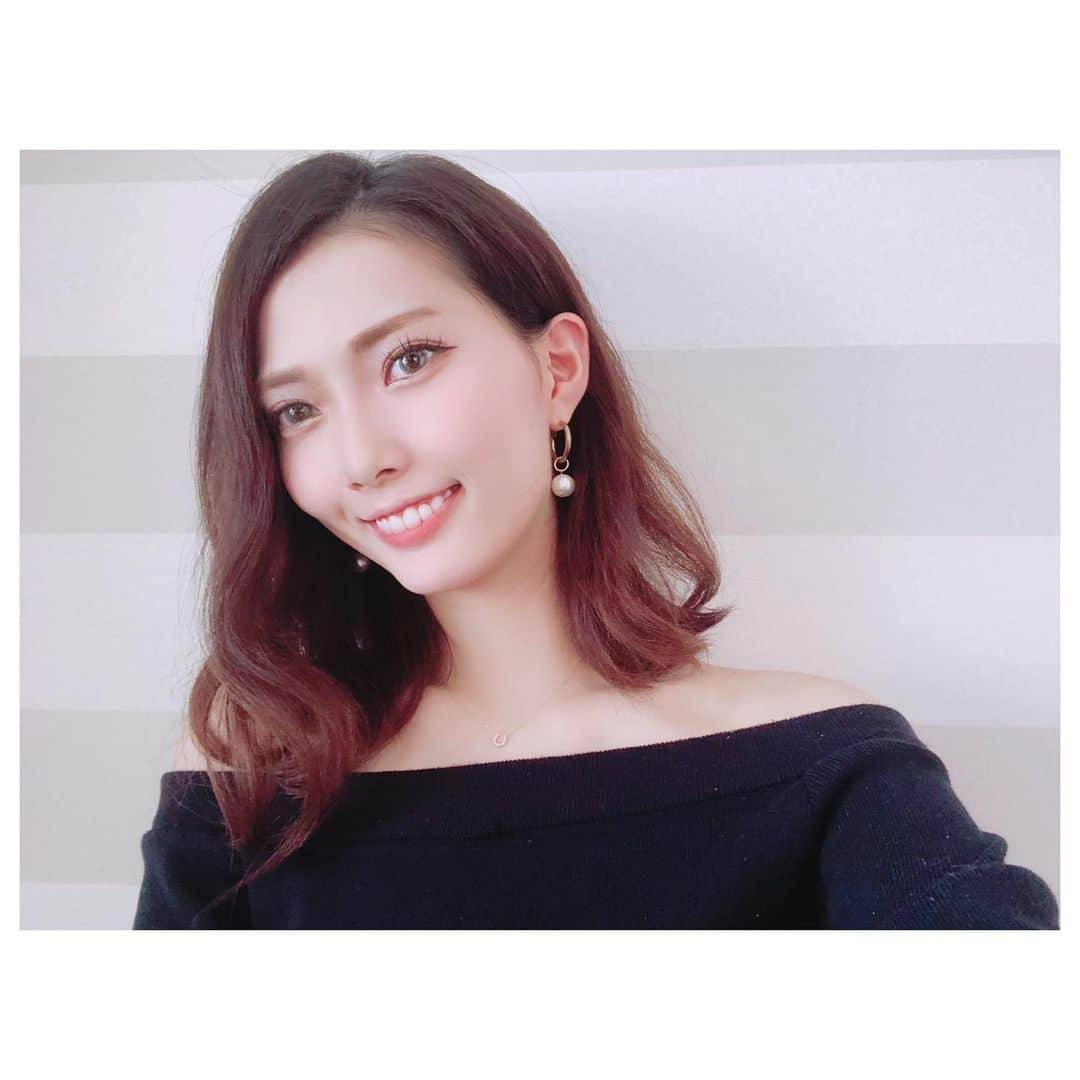 山田恵里伽さんのインスタグラム写真 - (山田恵里伽Instagram)「#自撮り  やっぱ、化粧するとやる気がでる😐 2020年も半年経ったとか早すぎで…4月から昨日までStayHomeだったから空白の2ヶ月感あるのは私だけかな➰ ・ ・ ・ #セルカ #化粧品 #茶髪 #selfie #2020 #6月 #半年  #ミディアムヘア #ショートヘア #オフショル #オフショルダートップス」6月2日 14時38分 - eeerika_12