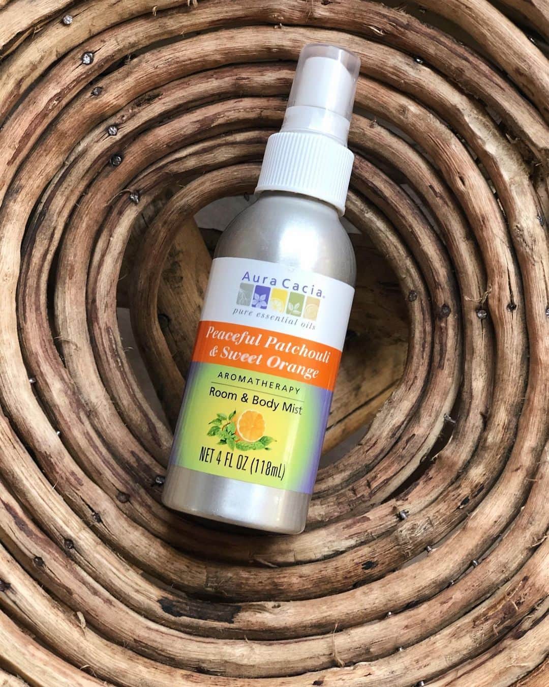 のインスタグラム：「@iherb で買ったミスト  パチュリ好きにはたまらない 香りの比率でいうとパチュリ8のオレンジ2といった感じでパチュリ感強め Room & Body Mistというところもまた最高  香りはあまり残らないけどリフレッシュしたい時に空間にも肌にもシュッシュッと惜しみなくプッシュしてます  #swellvtg  #auracacia #peacefulpatchouliandsweetorange #aromatherapy #パチュリ」