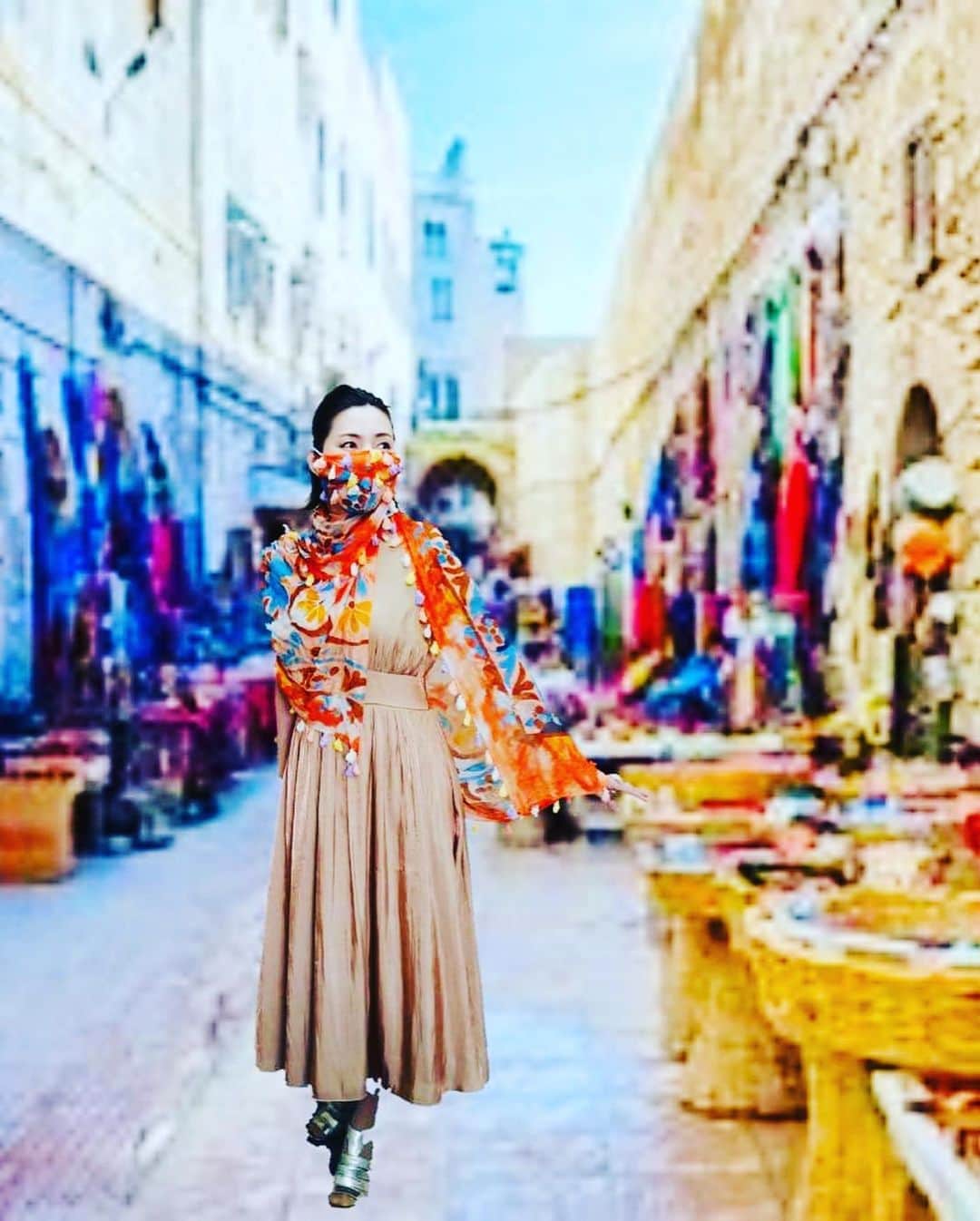 中山千桂子さんのインスタグラム写真 - (中山千桂子Instagram)「. ⭐️マスクコレクション番外編⭐️ .  フリンジストールマスクをつけて中東を旅した気分に✈️ . 魔法をかけて本当に旅してるみたい😆 . 早くコロナが落ち着いて世界の街並みをふらりと歩きたいなぁ…。 . 民族衣装にしか見えませんが…マスクです😂💦 . #手作りマスク #ストール #マスクコレクション #旅したい #旅気分 #派手なマスク #楽しいこと #おうち時間 #アナウンサー #ラジオパーソナリティー ❤️」6月2日 14時39分 - nakayama_chikako