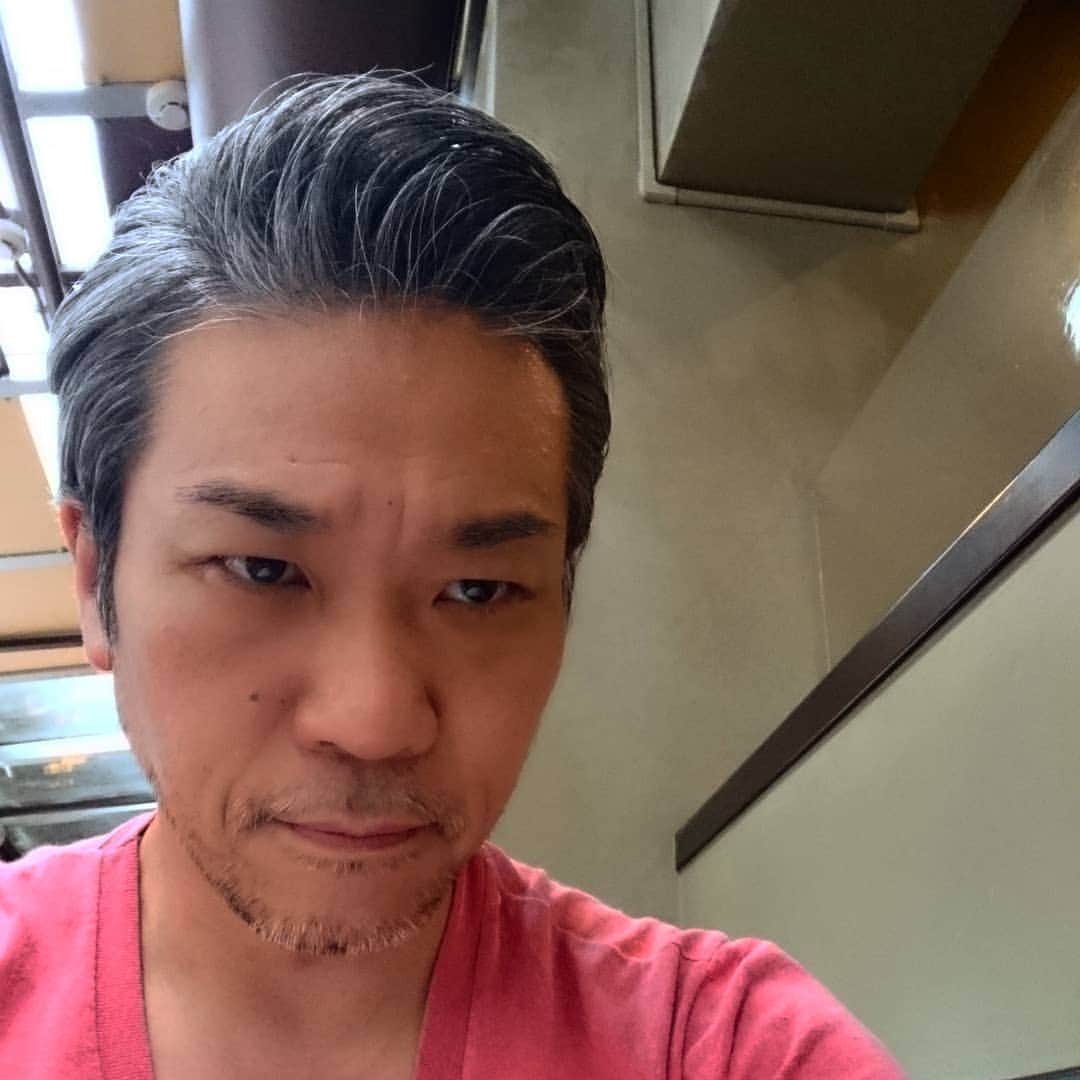 喜安浩平さんのインスタグラム写真 - (喜安浩平Instagram)「2か月ぶり。3時間と決め、座席間の距離など配慮のきいた近所の店で作業。  邪魔な前髪をあげたらリーゼント風味になってしまいました。親戚のおじさんに似ています。。。」6月2日 14時41分 - kiyasukohei