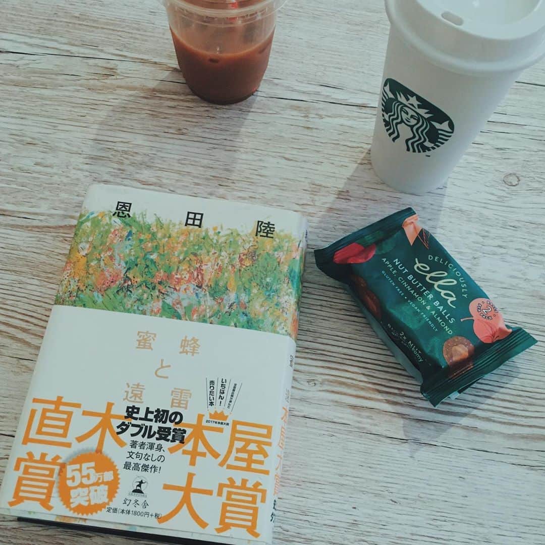 Yu-kiのインスタグラム：「June。今月も引き続きstayhome。今この本がとってもおもしろくて毎日少しずつ読むのが日課になっている。500ページ中の2/3を読み終え、クラシック音楽を聴きに行ってみたいと言う気持ちが高まる毎日☺️本を読む楽しさを知れたのはロックダウンになったから。もうこんな贅沢な時間は2度とない、あと1ヶ月続くけど時間を大事にstayhome楽しみます💭#london#stayhome#bookcoverchallenge」