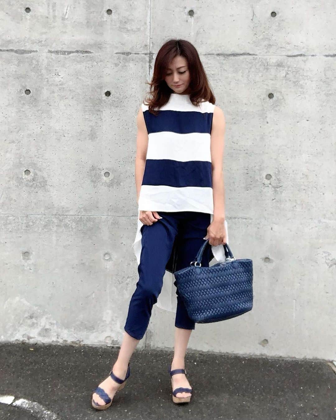 のインスタグラム：「おはようございます☀ 今日は暑くなりそうですね！ 朝から鳥のさえずり目覚まし⏰で 起きました‼️ . . 昨日のコーデ  蒸し暑かったから気分だけでもマリンスタイルコーデ🏖 .  フィッシュテールチュニックは 歩くと後ろがなびいて見てるだけでも風を感じれて涼しそう👍 . チュニック　@mchiyo0410  パンツ　どこかのセットアップのパンツ サンダル　@fabiorusconi_japan  バック　@miumiu . 今日は暑くなるみたいですから、 体調に気を付けて下さいね‼️ . 今日も笑顔で素敵な一日を😊 .  いつもいいね👍コメント📝 ありがとうございます♥️ . . #昨日のコーデ#きのこ #マリンスタイルコーデ#フィッシュテールトップス#miumiubag  #fabiorusconi #アラフィフ#アラフィフコーデ#アラフィフ女子#お洒落さんと繋がりたい#洋服好きな人と繋がりたい #筋肉痛#最近目覚めが早い#鳥のさえずりが目覚まし#笑顔#感謝#ありがとう」