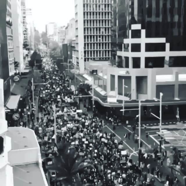 アレクシス・ナップのインスタグラム：「This is how it’s done. This is not America, but it needs to be.... I’m enraged by police brutality and racism as well but we gotta rise above it, not lower ourselves to their level... These riots within country are terrifying.... I truly didn’t think the violence and looting would continue today but here we are... America crumbling. It’s scary now... I was less scared yesterday when it was happening a few blocks away.. People, think about how badly the government will crack the whip on us if we don’t prove our emotional intelligence - it’s time to be smart and calculated, the flames u feel inside are valid, they are allowed. ⚡️🔥⚡️They are there for a reason; generations of unimaginable abuse & injustice.... your feelings are valid. ✨🙏🏼✨ How you choose to express them is up to you.... choose wisely ... we don’t want communist America, do we?  #Repost @mj003 ・・・ 🇳🇿 👊🏾 🔊 #repost @theoraclekmac ・・・ #kmac Auckland New Zealand 🇳🇿 60,000 strong peaceful march chanting Black lives matter ✊🏾 come on America 😢 🇺🇸」
