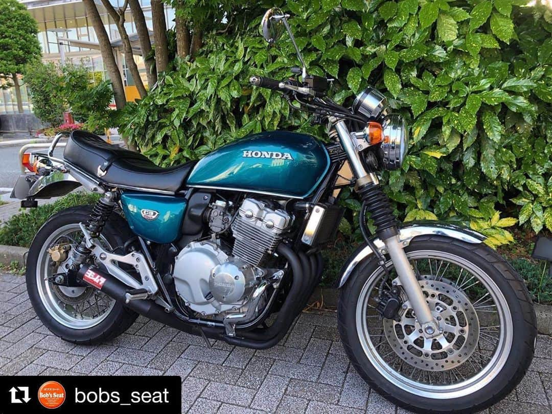 久保田秀敏のインスタグラム：「#bobs_seat さんの#CB750K0 タイプシートを装着🏍 特徴的なテールエンドの跳ね上がり。 んーたまらんね！ 個人的にはもうちょっと跳ね上がっててもよかったかなーと🥴 シート一つで車体の見え方が全く変わる。 分かる人にしか分からないけど。笑 次のカスタムはハンドル周りかな。 コツコツやっていきます🙌  #honda  #cb400four #cb400fournc36  #nc36  #cb750f  #cb750k0」