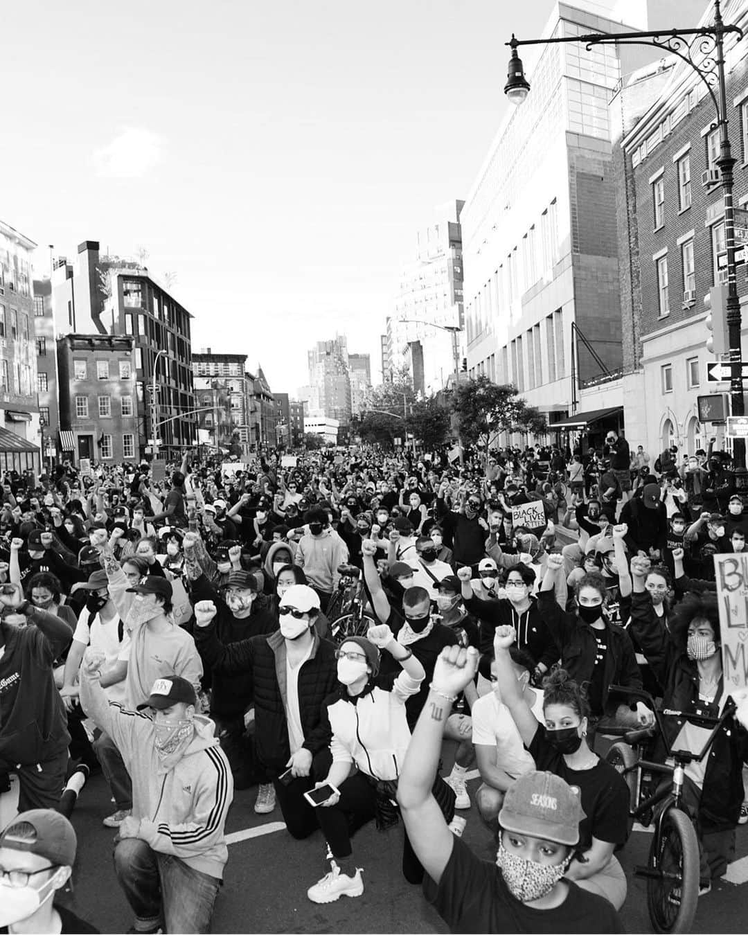 レベッカテイラーのインスタグラム：「We stand together. We stand with and support people using their voices to elicit change. With those who acknowledge racial injustices and are fighting against it. We stand in solidarity with anyone who feels marginalized and has experienced inequality based on their color. We stand against hate, oppression, racism, and anything that deprives anyone of their basic human rights.  We cannot stay silent – we must speak up, listen, learn, and grow together. Because if a conversation is hard, it’s probably the one worth having.  Find some suggested organizations to support on the second slide. Image via @dean.l.moses」