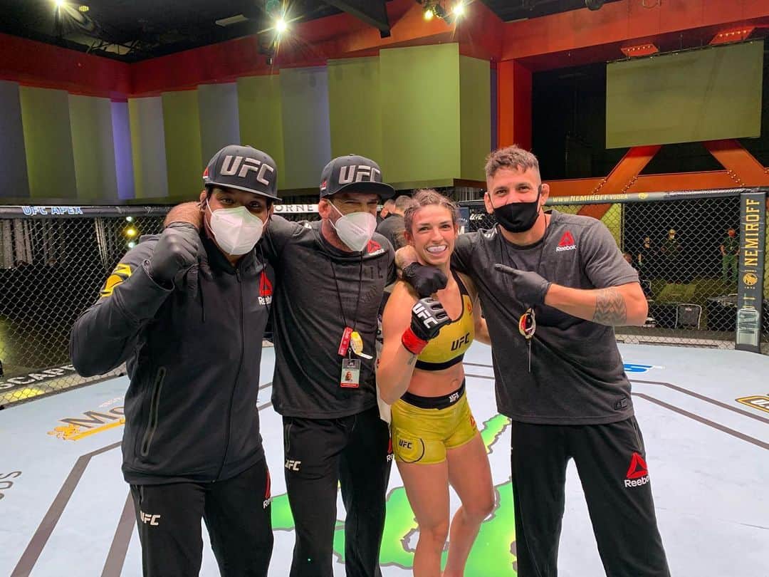 マッケンジー・ダーンのインスタグラム：「We make history one day after the next! 💰💰💰💰 • • •  Agente faz história, um dia após o outro 💰💰💰💰 @bubba_jenkins  @megatondias  brazilian_samurai_mma  @santoswesley  @moadernsantos」