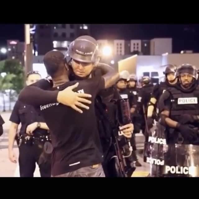 アレクシス・ナップのインスタグラム：「🌟✨Blessed Are The Peacemakers✨🌟 I would hug the shit out of all of you beautiful gorgeous souls!!! Peace on!!!! 🌟😍🙌🏽♥️✊🏽🌻no sound needed. #PeaceBeginsWithMe #freehugs . .  #Repost @jackfroot ・・・ LOVE THIS! ✊💛🙏 Respect to this man for standing up for good cops. Remember that not all cops are bad. I hope more good cops speak up and call out the bad ones. Tag your friends. . Find him on TikTok: ‘HAVENOTHADMYCOFFEE’ . . #positivevibes #positivity #goodcops #tiktok #police #georgefloyd #love #equality #respect #havenothadmycoffee #america #change」