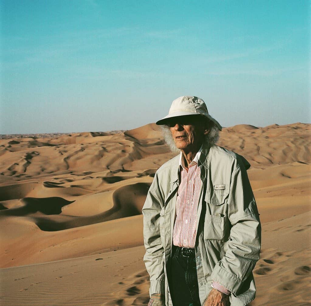 リリー・コールのインスタグラム：「Christo. One of the best aspects of being alive for me, is the opportunity - occasionally given - to connect with an incredibly special person. Christo, and the beautiful family who surrounded him, offered me many such moments. .. We worked together in 2012, when I went to the deserts of Abu Dhabi to see where he hoped (for over 30 years) to build a giant permanent mastaba. His enthusiasm, joy, energy and generosity were infectious. It was hard not to be happy or feel inspired in his presence, looking into those glistening eyes. .. I was lucky enough to stay friends with him, and we met again in various places around the world: in Italy (to walk his floating orange piers), the Abu Dhabi desert again (to try again to bring it to life), the Serpentine in London where he did stage a temporary mastaba of oil barrels (which I enjoyed swimming to) and in New York where he lived. .. Christo - and his late wife Jeanne-Claude’s, unrelenting commitment to their visions saw them persevere for decades to realise their dreams. .. “An artist never retires,” I recall him telling me, “an artist simply dies.” RIP dear Christo.」