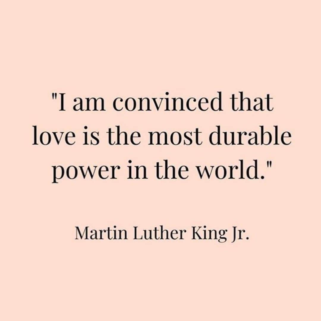 オリヴィア・ホルトのインスタグラム：「🖤 please click the link in my bio to turn our conversations into actionable steps forward towards real change #blacklivesmatter」