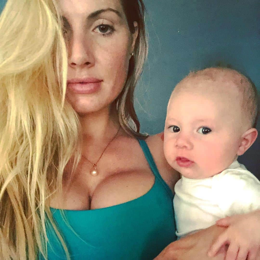 ティーガン・プレスリーのインスタグラム：「My scrumptious little butter cake 🍰 (I don’t think she likes that nickname very much 😂)」