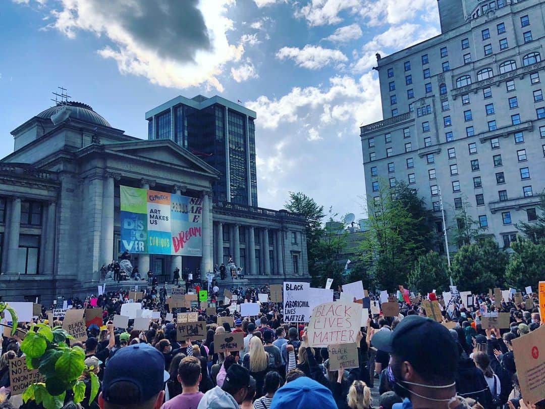 エミリー・ベット・リカーズのインスタグラム：「Vancouver - 06/01/20 . Acknowledge your privilege, label it so we can beat it. To secure a world where every single person is equal and can live without fearing for their life is the only thing worth fighting for. It is humanity. It is very much worth your time, your social media posts, your ears, and your dinner conversations. It’s worth your efforts. It’s worth a revolution. #blacklivesmatter」