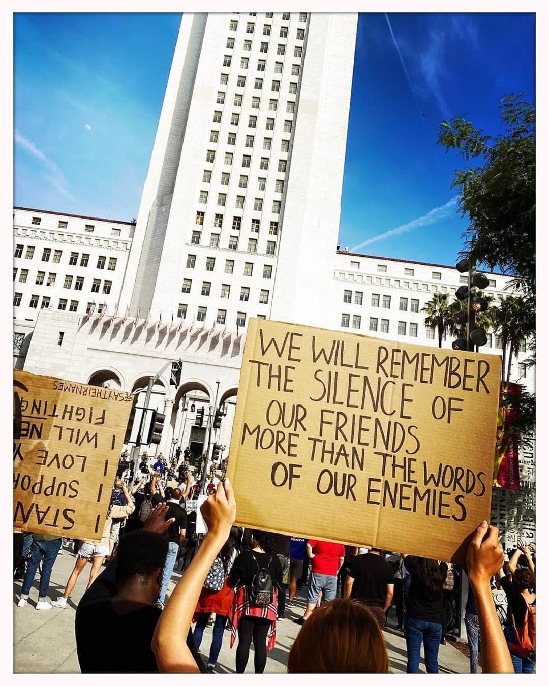 セス・グリーンのインスタグラム：「Repost @ClareGrant  From yesterday’s peaceful protest at City Hall in LA. It was both incredibly gut-wrenching and awe-inspiring. I was full of anxiety on the way there, scared of what may happen if even one person stepped out of line and began looting or causing violence. But this was not that. This was unity. #BlackLivesMatter」