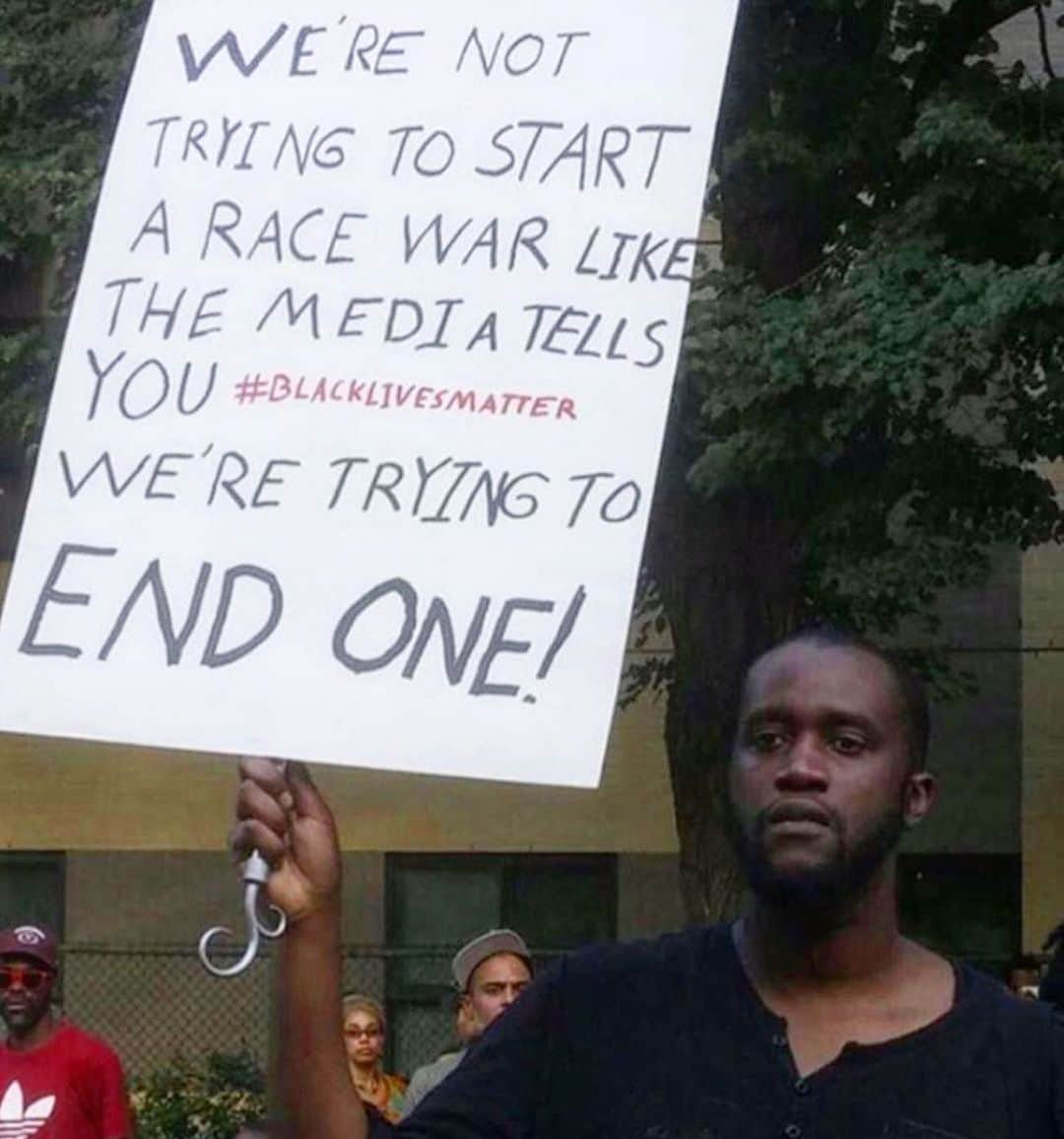 サブリナ・カーペンターのインスタグラム：「link in my bio  keep yourself informed. keep donating. keep protesting.  keep signing petitions.  be the change u wish to see.  sending you all good energy and love.」