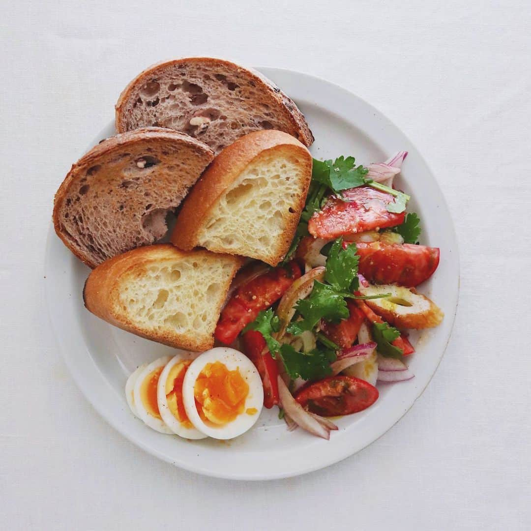 樋口正樹さんのインスタグラム写真 - (樋口正樹Instagram)「salad & bread . 今朝はサラダとパン。 . . #パンとサラダ #ワンプレート #朝ワンプレート #朝食 #朝サラダ #ちくわサラダ #トマトサラダ #パクチーサラダ #朝ごはん部 #oneplatedishes #breakfastlover #breakfastclub」6月2日 7時42分 - higuccini