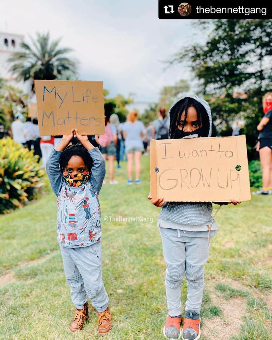 オーガスト・マトゥーロさんのインスタグラム写真 - (オーガスト・マトゥーロInstagram)「We can be the generation who changes things! #Repost from my friends @caidyn_bennett & his little brother Cash Bennett & his parents @thebennettgang ・・・ The other day the news was on, broadcasting the #georgefloyd video, and Caidyn asked what was going on, which led into a conversation about police brutality and racism.  A few days later as we rode in the car, he said, “Mommy I wish I had never saw that video because now I can’t stop thinking about it”. I expressed to him that those feelings were okay because it’s heavy on everyone’s hearts right now.  Today as we were headed out from our vacation in Santa Bárbara, we came across a huge protest that we chose to attend. The boys were insistent on making signs, and we managed to make some out of some shoe boxes and colored pencils we found in the trunk. They were so aware of the cause and they were so proud to be a part of the movement demanding justice.  These times are so hard, these conversations are so hard and I can only pray that these times will be a monumental part of my boys lives that they will get to look back on and see the fight that took place to change the future for them.  #blacklivesmatter #iwanttogrowup #mylifematters #justiceforgeorgefloyd #protestforgeorgefloyd #blackmoms #blackmomsblog #blackboys #locs #justiceforahmaud #nojusticenopeace #protest #kidsprotest #blackamerica #antiracism」6月2日 7時42分 - augustmaturo