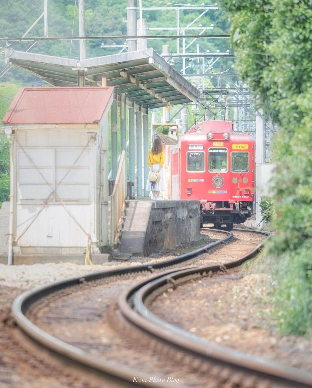 コサさんのインスタグラム写真 - (コサInstagram)「赤い電車 蛍シーズンは暗い写真ばかり続くので明るいのpost このS字ラインがめっちゃ好き😍 . Location:和歌山 Wakayama / Japan🇯🇵 Date:2020.5.25 . #貴志川線 #おもちゃ電車 #ローカル線 #ゆる鉄 #traingallery_ig #insta_wakayama #グッドトリップ和歌山 #大池遊園 #Japan_Daytime_View #IGersJP#art_of_japan_ #tokyocameraclub #dpj_member #team_jp_ #IG_PHOS #photo_jpn #ptk_japan #pt_life_ #bestjapanpics #Lovers_Nippon #YourShotPhotographer #light_nikon #sorakataphoto #LBJ_VIP #広がり同盟メンバー #jgrv_member #japan_bestpic_ #colore_de_saison #Rox_Captures #raw_community_member」6月2日 7時46分 - kosa_photo