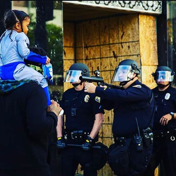 ジュリー・マクニヴンのインスタグラム：「#blacklivesmatter . 📸 by @richardgrant88」