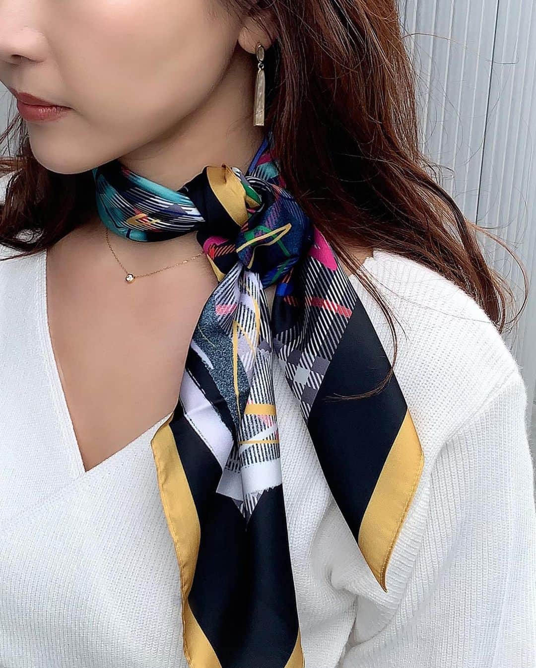 Yumiko Obaさんのインスタグラム写真 - (Yumiko ObaInstagram)「6月のstart▶️ 最近はスカーフをアクセントにした通勤スタイルが好き✨ * * チェック柄にグラフィックプリントを載せたこのスカーフは、オシャレ度満点💯 上品なのに、実はアバンギャルドなの❤️ みたいな奔放な女性ようなものを感じさせてくれます🤫 * * 最近またご注文がグッと増えているのがswipe👉👉2枚目のシンプルなシェル風ロングピアス🌱 ちょうど良い艶と大振りになり過ぎないサイズ感だし、お仕事コーデにもgoodだよね🎵😚と思っています * * * * ____________________________________________________💐 ❤︎stylepoint❤︎ 即納品、SALE品のみでご購入下さると 即日発送🔜🔜🔜🛒🛍📦🏠 * * 予約商品と一緒にご購入されますと、予約商品が揃ってからの発送になります⚠️⚠️⚠️ * * 別発送をご希望の場合はこちら💁‍♀️ ⬇️ ⬇️ info＠stylepoint.jp お気軽にお問い合わせください☺️💖 ____________________________________________________💐 * * * * * ____________________________________________________💐 🛍postへのタグ付けからshop NOW🛒❣️ ✈︎✈︎✈︎商品ページにすぐに飛べるようになっています。 プロフィールにはshopへのリンクがございます🌟 💌お問い合わせはメールにてinfo@stylepoint.jp ____________________________________________________💐  #大人コーディネート #大人コーデ #大人女子 #大人ファッション #大人カジュアル #大人カジュアルコーデ #大人女子コーデ #ファッション #コーディネート #今日のコーデ #本日のコーデ  #6月 #june #通勤コーデ #通勤 #通勤スタイル #お仕事コーデ #お仕事 #スカーフアレンジ #スカーフコーデ #スカーフ  #アラフォーコーデ #アラフォー #アラフィフ #アラフィフコーデ #アラフォーファッション #綺麗めコーデ #綺麗めカジュアル  #セレクトショップ  https://stylepoint.jp」6月2日 8時01分 - stylepoint_jp