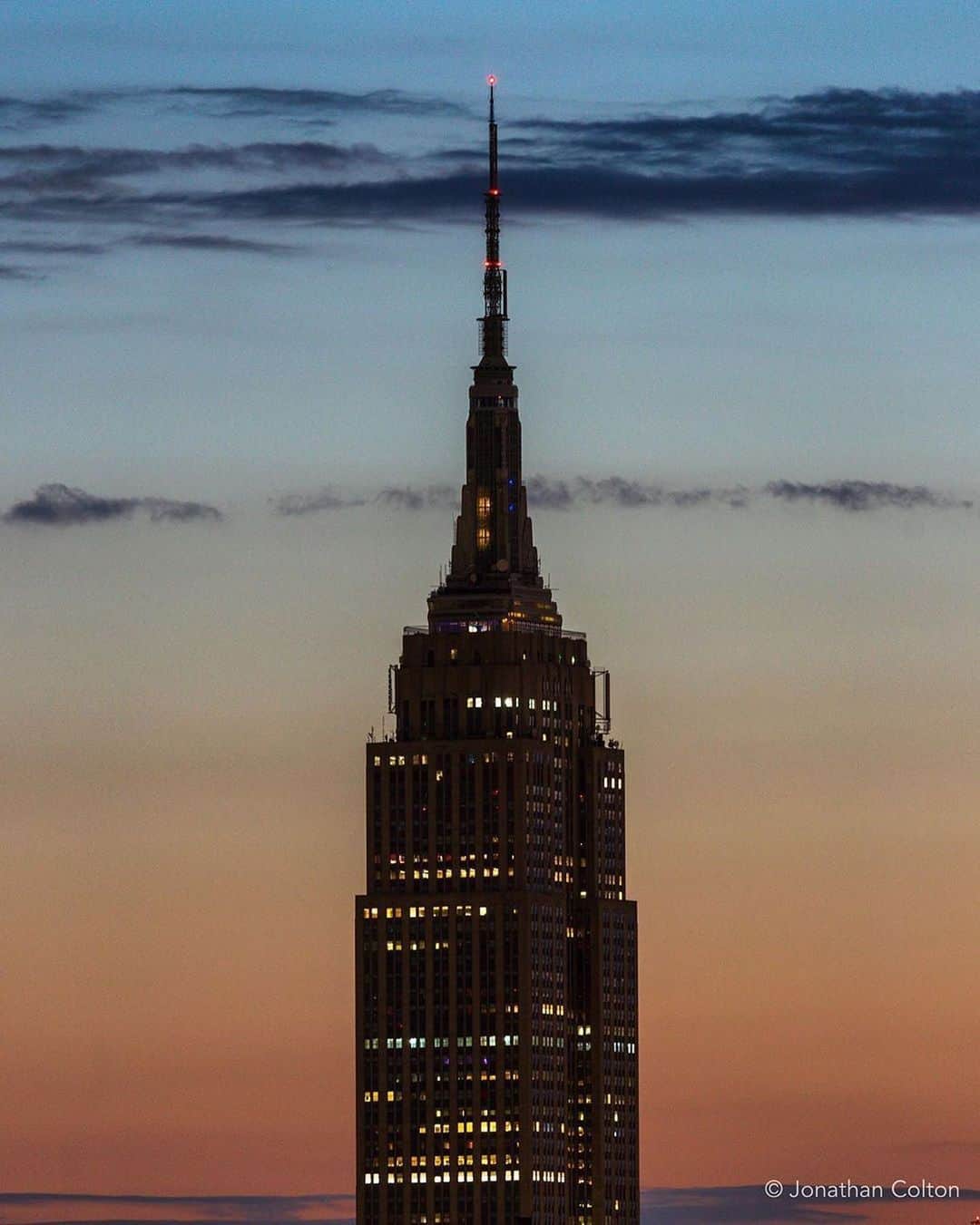 Empire State Buildingさんのインスタグラム写真 - (Empire State BuildingInstagram)「The Empire State Building is dark tonight to recognize the tragic murder of George Floyd, injustice in all of its forms and all of its victims, and to urge an end to the damage to our great city and its people.  There is enough loss and sorrow already. ⠀⠀⠀⠀⠀⠀⠀⠀⠀ 📷: @jlcolton」6月2日 8時05分 - empirestatebldg