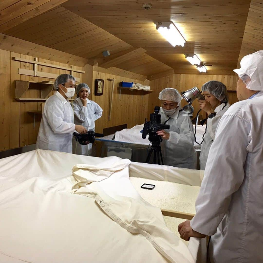 近藤淳子さんのインスタグラム写真 - (近藤淳子Instagram)「新潟県南魚沼八海山 https://www.hakkaisan.co.jp/  Ameba TVのクラフトサケウィーク特番で訪問させていただいた時のオフショットです。コロナで今季は取材撮影がストップしているので、2年前ですが、貴重な蔵の様子を公開させていただきます。  #日本酒飲もう　#八海山　#南魚沼市 #南魚沼 #日本酒 #日本酒好きな人と繋がりたい #日本酒好き #日本酒で乾杯 #日本酒🍶 #地酒 #sake #japanesesake #クラフトサケウィーク　#杜氏 #新潟#酒の旅人」6月2日 8時18分 - kondo_junko_