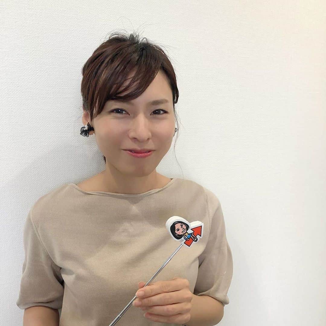 中村秀香のインスタグラム：「今朝は　#すまたん ありがとうございました✨ .  気象予報士の丸田さんが、天気図解説の際に使っている指し棒。 .  上から、晴れ用☀️くもり用☁️雨用☔️と、３種類用意をしていて、天気に合わせて使い分けているんです！（２枚目） .  今日は晴れる予報なので、スマイル丸田さんです☺️ .  明日は #すまたん スタジオ（エンタメ）担当です。よろしくお願いします！！」
