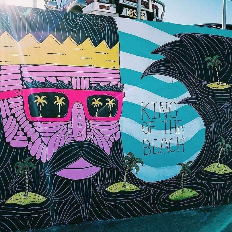 MULGAさんのインスタグラム写真 - (MULGAInstagram)「It's Bermuda Bobby King of the Beach. ⁣ 😎🌴🏖️👑⁣ ⁣ The Original Bobby artwork is now in my online shop as well as paper and canvas prints. Scroll across to see print mock-ups plus the mural of Bermuda Bobby painted at Bondi Beach a few years ago. ⁣ ⁣ An Ode to Bermuda Beard Bobby King of the Beach ⁣ ⁣ Once in a while there comes along a guy⁣ Whose beard is nearly as big as the sky⁣ ⁣ His beard has the most magical reach⁣ That’s why we call him Bermuda Bobby King of the Beach⁣ ⁣ His beard is so deep like the ocean blue⁣ With a multitude of islands poking out through⁣ ⁣ Unseen to the eye deep within that beard fur⁣ Swim magical dolphins singing the songs of Cher⁣ ⁣ Their harmonies are really something to hear⁣ Like musical gold dripping in your left ear⁣ ⁣ So next time you hit the beach and its sands so yella⁣ Spare a thought for Bobby the beach loving fella⁣ ⁣ The End⁣ ⁣ #mulgatheartist #beard #beardart #palmtree #bermudabobby」6月2日 8時28分 - mulgatheartist