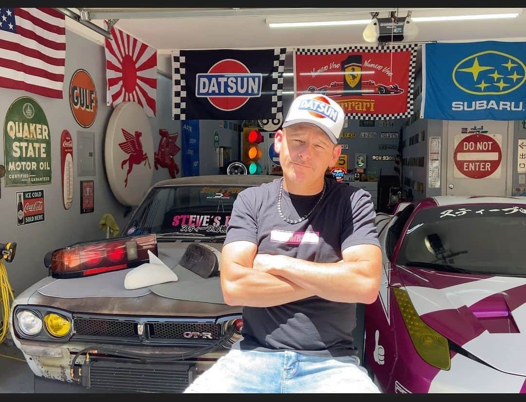 スティーブのインスタグラム：「Lots of stolen cars and parts making their way to the USA from Japan. More and more cases are popping up and more and more of you have been uncovering bad players in the biz. I have some ideas in today’s video about some things we can all do to help this issue both in Japan and here. Check link in profile our stories for new video.  #jdm #stolencar #stolenparts  #盗難車 #盗難 #車のパーツ　#密輸  スティーブ的視点は基本的に時事問題についての意見動画は制作しないのですが、この問題については1人のクルマ好きとして見過ごせず、何か出来る事があるのではないかと思い作りました。」