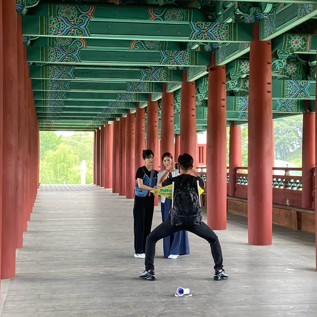 パク・シウンのインスタグラム：「#찐네투어 👨‍👩‍👧 진남편의 희생으로 완성된 모녀사진~😁💕 #인간삼각대 🤣ㅋㅋㅋ #고마워 😘 #친구같은모녀  #커플의상 #귀한추억 #처음으로떠난 #가족여행 #경주 🤗💕」