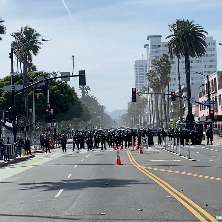 Halseyのインスタグラム：「It’s become very clear to me that some of you need to see what I’ve seen. Please swipe through this. These pictures and videos don’t even scratch the surface. It’s easy from the comfort of your home to watch looting and rioting on television and condone the violent measures being taken by forces. But what you don’t see is innocent peaceful protestors being shot at and tear gassed and physically assaulted relentlessly. You think it’s not happening, it’s only the “thugs” and the “riots”, right? The police are keeping you safe right? You’re wrong. This is happening everywhere. And innocent people exercising their rights to speech and assembly are facing violence and abuse of power. With all of our medical professionals being CONSUMED and EXHAUSTED with Covid, there is little to no medical attention available. I have first hand treated men women and children who have been shot in the chest, the face, the back. Some will lose vision some have lost fingers. I have been covered in innocent blood. My father is a black man. My mother is an EMT. This week I had to put those two associations together in ways that have horrified me. This is NOT a virtue signaling post. But I HAVE to show you what I am witnessing with my own eyes. With Trump’s decision today to enforce the mobilization of armed forces on our own citizens, this has escalated beyond your privilege and comfort to not care. Please care. We are begging you to care. This is war on Americans. This is everyone’s problem. Everyone’s. #BLACKLIVESMATTER」