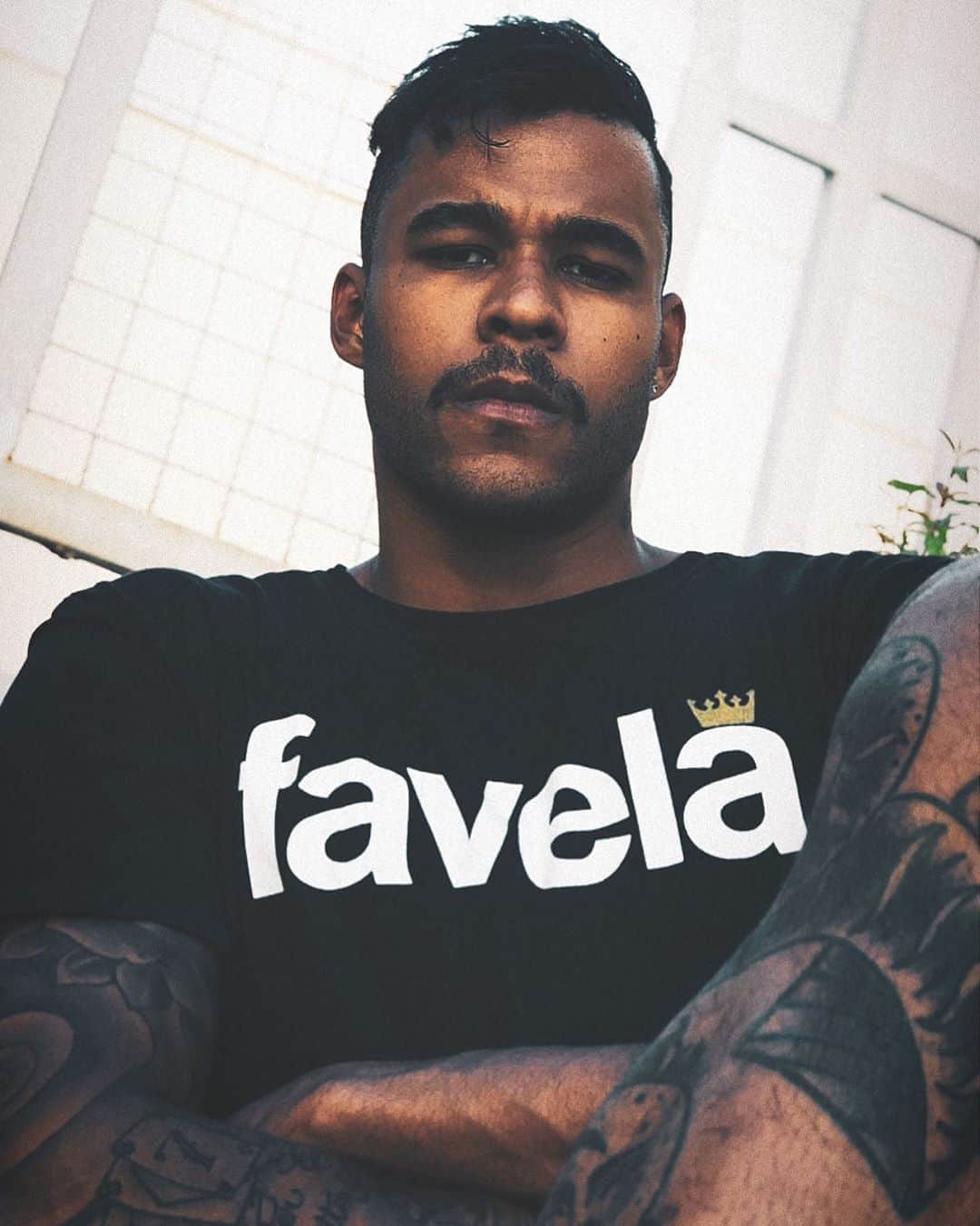 マテウス・サンタナのインスタグラム：「No Brasil, sete em cada dez pessoas assassinadas são negras. Na faixa etária de 15 a 29 anos, são cinco vidas perdidas para a violência a cada duas horas. De 2005 a 2015, enquanto a taxa de homicídios por 100 mil habitantes teve queda de 12% para os não-negros, entre os negros houve aumento de 18,2%. A letalidade das pessoas negras vem aumentando e isto exige políticas com foco na educação e na superação das desigualdades raciais. PAREM DE NOS MATAR! 2020 e a humanidade ainda não aprendeu nada sobre SER HUMANO! #vidasfaveladasimportam #vidasnegrasimportan #blacklivesmatter #stopkillingus」