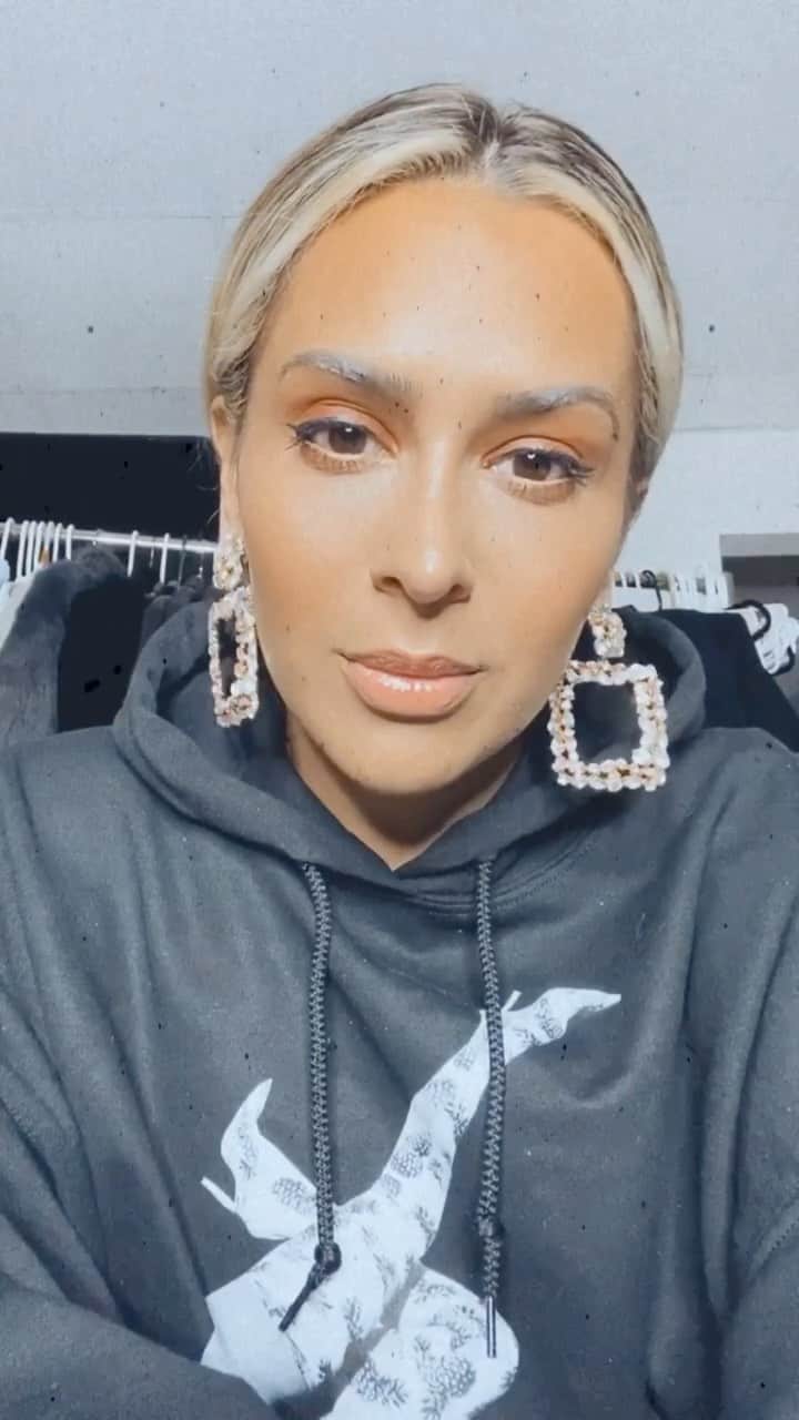 ベロニカ・ベガのインスタグラム：「#BlackLivesMatter  Let’s be patient with each other. We all deal with things differently. Let’s listen to understand. And let’s share knowledge. Some of us aren’t wrong on purpose, that’s just all we know.  Today I know, I know nothing. But I want to learn. God Bless US! 🙏🏽 I love you! Please drop all the info you have in the comments 🤎🖤」