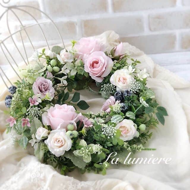 東京堂アーティフィシャルフラワーMAGIQのインスタグラム：「🌹MAGIQ キャンペーン🌹 【ハッピーローズデーキャンペーン】 💫💫💫💫💫💫💫💫💫💫💫💫 👑【入賞】発表❗️👑 ✳️💫Congratulations🏆💫✳️ 🎊おめでとうございます🎉🎊 ・ Photo by @la.lumiere_aki 👏👏👏 ・ 💫💫💫💫💫💫💫💫💫💫💫💫 素敵な写真タグ付けして、キャンペーンに投稿していただきありがとうございます🙇 ・ 素敵な写真を共有させて頂きます♪ ・ これからも @magiq.jp をよろしくお願いいたします。 ・ 🔸🔸🔸🔸🔸🔸🔸🔸🔸🔸🔸🔸 【ハッピーローズデーキャンペーン ご参加頂きました皆様】 キャンペーンへのご参加頂き、 誠にありがとうございました🙇‍♂️ ・ 今後も、キャンペーンは続きますので次回キャンペーンも参加よろしくお願い致します🙇‍♂️ ・ ##magiq #MAGIQのある暮らし #TOKYODO #東京堂 #アーティフィシャルフラワー #アーティフィシャルフラワー #アートフラワー #造花 #花のある暮らし #花のある生活 #花好きな人と繋がりたい #フラワーデザイン #フラワーアレンジメント #フラワーアレンジ #アレンジメント #キャンペーン #インテリア #インテリアフラワー #バラ #ローズ #roses #artificialflower #artificial #flowerofstagram #flowersoninstagram #花藝 #꽃스타그램」