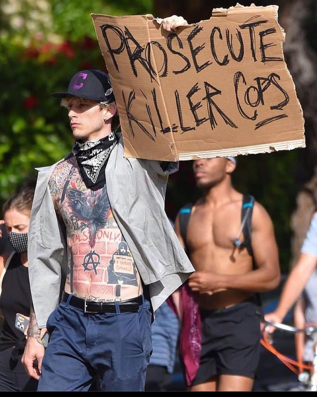 Young Gunnerさんのインスタグラム写真 - (Young GunnerInstagram)「all they had to do was the right thing...😞😤 i’m outside until they make the change, fuck that #ProsecuteKillerCops #blacklivesmatter」6月2日 9時09分 - machinegunkelly