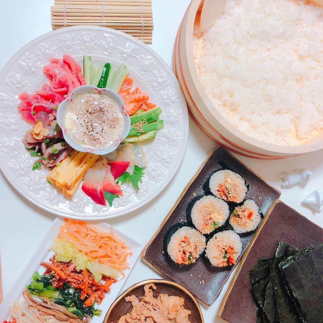 しぬこのインスタグラム：「外出自粛が続くので、大好物のお寿司を食べれていなかったのですが、イマジナリー彼氏がいきなりおうちでお寿司屋さんごっこをしよ！と、誘ってきたので、一緒にスーパーに行ってお刺身をいろいろ見ていたら、キンパも食べたい！と言い出して横でお肉や中の具を買ったり、帰った後も楽しそうにキンパを作り出す姿を見て、私じゃ思いつかない事をいつも提案してくる彼と一緒なら、今後の人生も選択肢が沢山増えるんだろうなぁって思いました。」