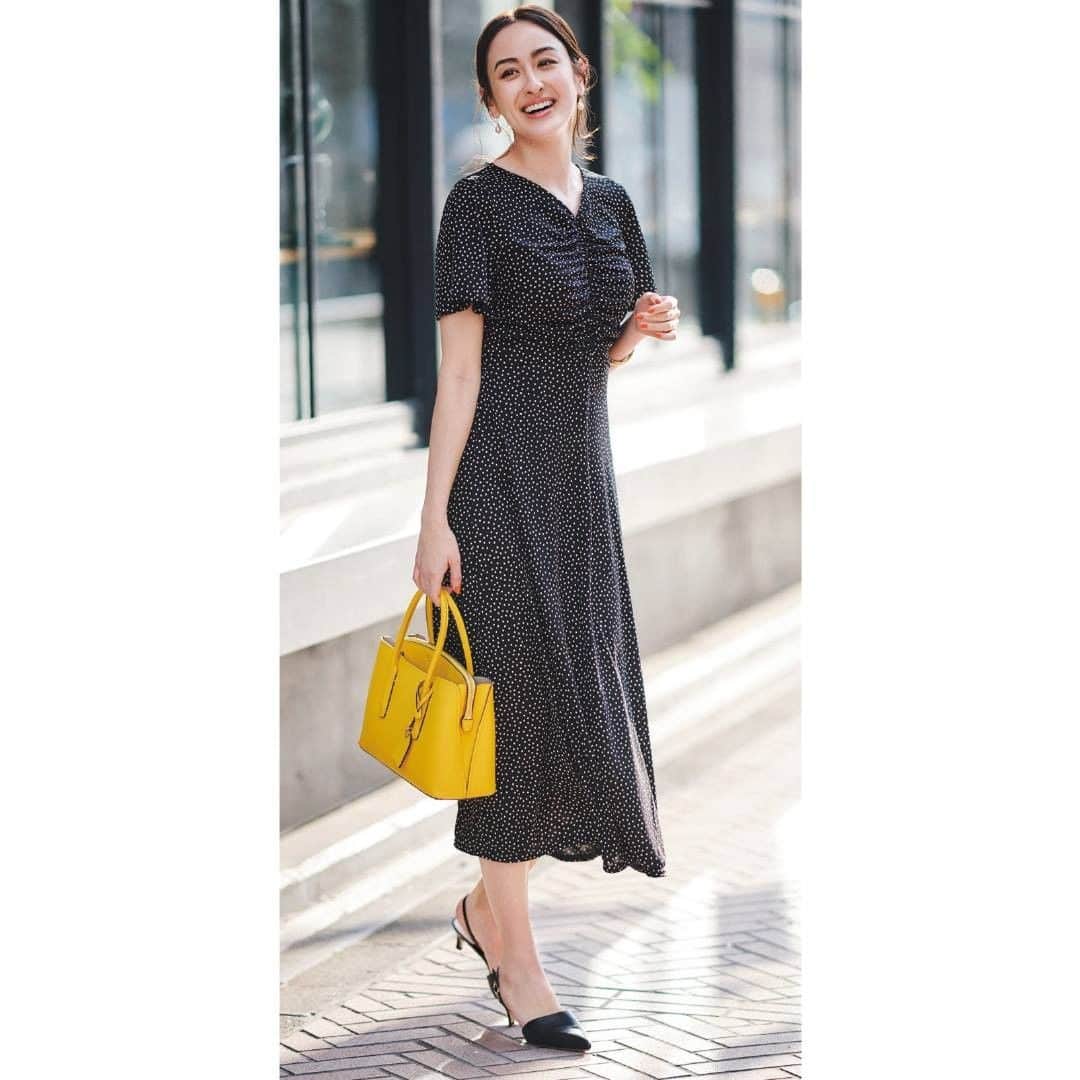 のインスタグラム：「【今日のコーデ】 6月2日（火） 人気継続中の柄ワンピは、地が濃いめカラーのものを選ぶのがおすすめ。ビビッドカラーをさして、レトロな柄をグッとモダンでフレッシュに。ドットがランダムに並んでいるのが幼くならない秘訣！ ※アイテムの詳細は発売中のBAILA6.7月合併号をご覧ください。 ・ ・　 #今日のコーデ #毎日コーデ #コーディネート #コーデ #今日の服 #夏ファッション #夏コーデ #ワンピース #ワンピースコーデ #ファッション #オードリー亜谷香  #ootd #coordinate #fashion #instafashion #BAILA #baila_magazine」