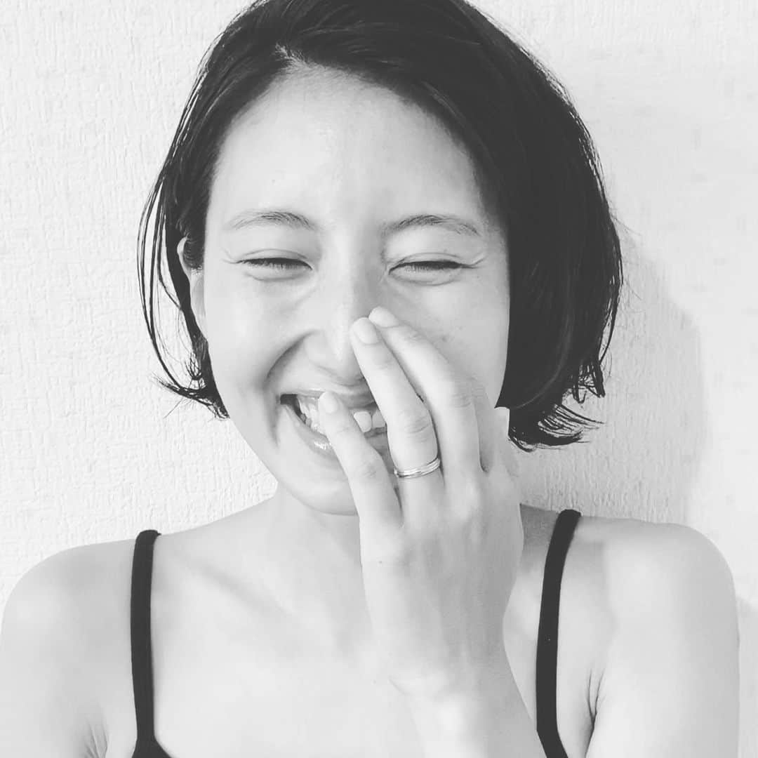 望月一花のインスタグラム：「やらなきゃいけないことや "すべき"ことよりも どうでもいいことや 楽しむことのほうが はるかに大切だったりしない？  #クンバカ #してるわけじゃない　#笑 #すっぴん　#素肌 #素のまま　#ありのまま　を #愛しています #みんな大好きだよ」