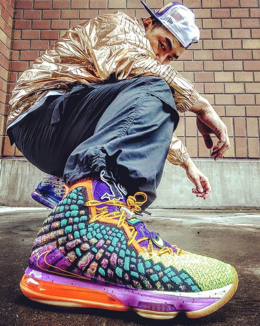 のインスタグラム：「Lebron17 What the！Review→link in bio. まだあんまり売ってないから じっくりレビューしました。プロフィール欄から。  #キモ撮り #KIMODORI #Lebron17 #Lebron17Whatthe」