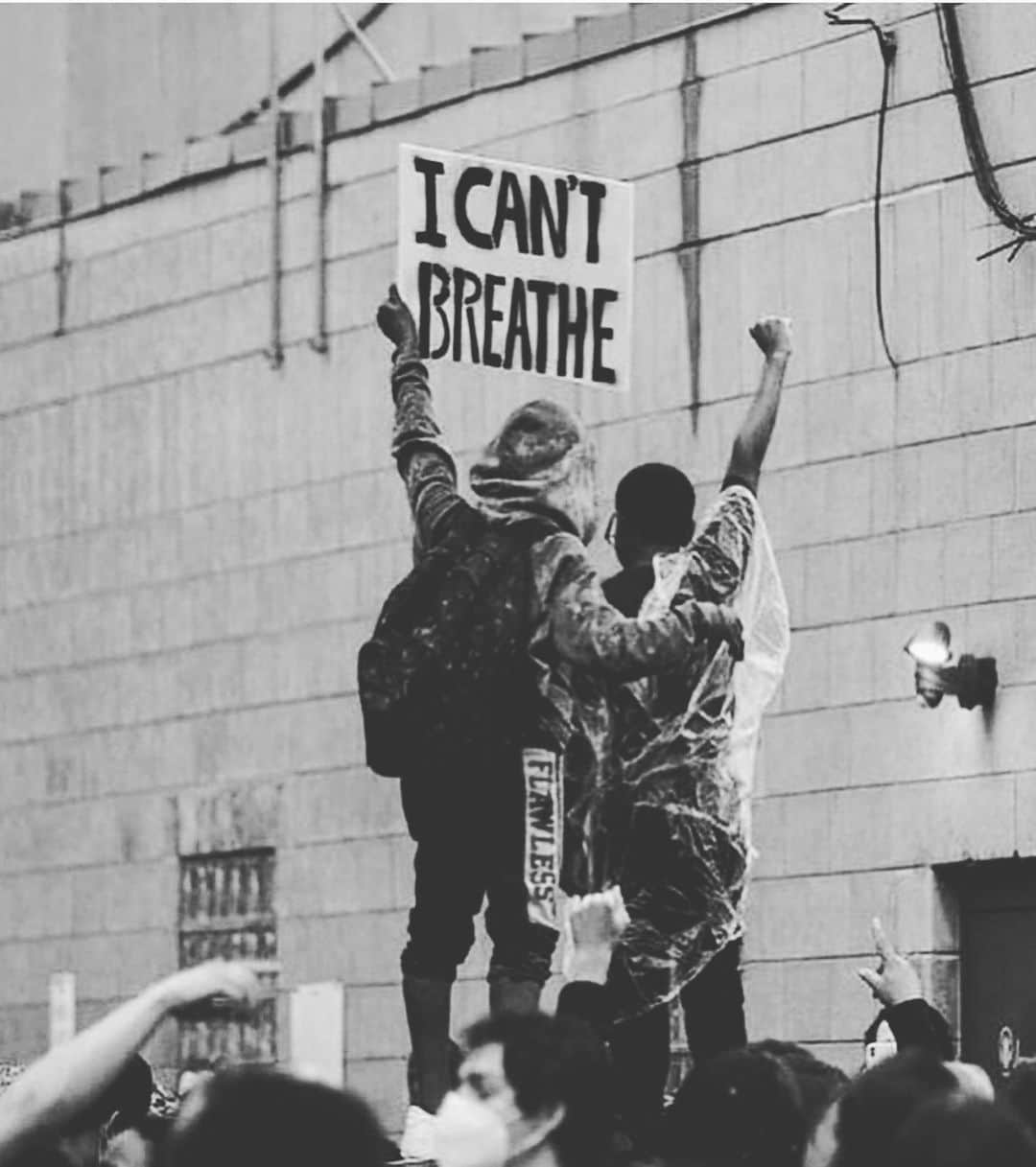 ヒョンア さんのインスタグラム写真 - (ヒョンア Instagram)「/ We’re all focused on this.  How is this still possible in 2020?  I can’t believe how humans can be so cruel.  It feels hopeless with all of this racism going on everywhere but we can’t give up hope.. 🙏🏻 . . #blacklivesmatter」6月2日 14時53分 - moongom119