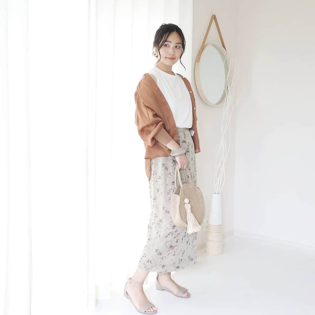 Eri Satoのインスタグラム：「camel×white×graygeコーデ · shirt,tops: @blancbasque sandal: @outletshoes_official pierce: @queen.lupis (v0798) · 昨日のpic全身バージョン😚 ブランバスクの 👉ラミーカルゼノーカラーシャツ【BB02-123】 この色好き🐫 · スカートは昔お母さんが縫ったやつ 10年以上前のですな🙄 サイズ全く一緒🤣 · サンダルは昨年のものだけど、 @outletshoes_official 本日から最大1000円OFFのクーポン配布してるそう✨ これから使える可愛い靴がお得にGETできるので チェックしてみてね💛 · #blancbasque #ブランバスク#高身長コーデ#ママコーデ#カジュアルコーデ #夏コーデ#fashion#ootd#outfit#code#coordinate#style#ファッション#コーディネート#コーデ#プチプラ#プチプラコーデ#シンプルコーデ#mamagirl#locari#partegram#カジュアル#お洒落さんと繋がりたい」
