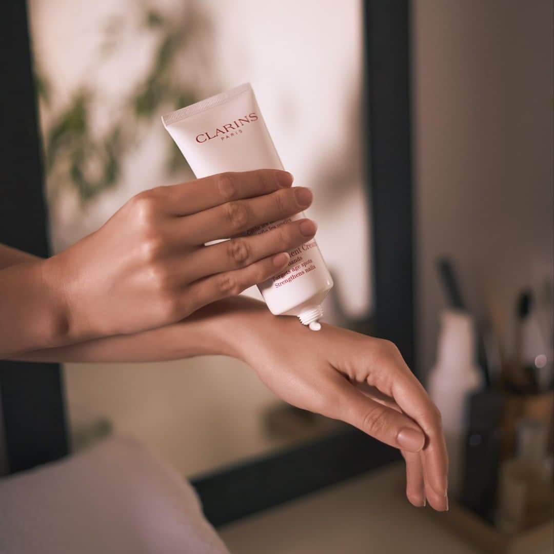 Clarins Canadaさんのインスタグラム写真 - (Clarins CanadaInstagram)「Wash, moisturize, repeat! Soothe irritations caused by the frequent washing of the hands with the Hand & Nail Treatment Cream.😌 ⁣__________ ⁣Lavez, hydratez, répétez ! Apaisez les irritations dues aux lavages fréquents des mains avec la Crème Jeunesse des Mains.😌 ⁣. ⁣. ⁣. ⁣#Clarins #ItsAllAboutYou #StaySafeWithClarins #ChezVousAvecClarins」6月2日 9時31分 - clarinscanada
