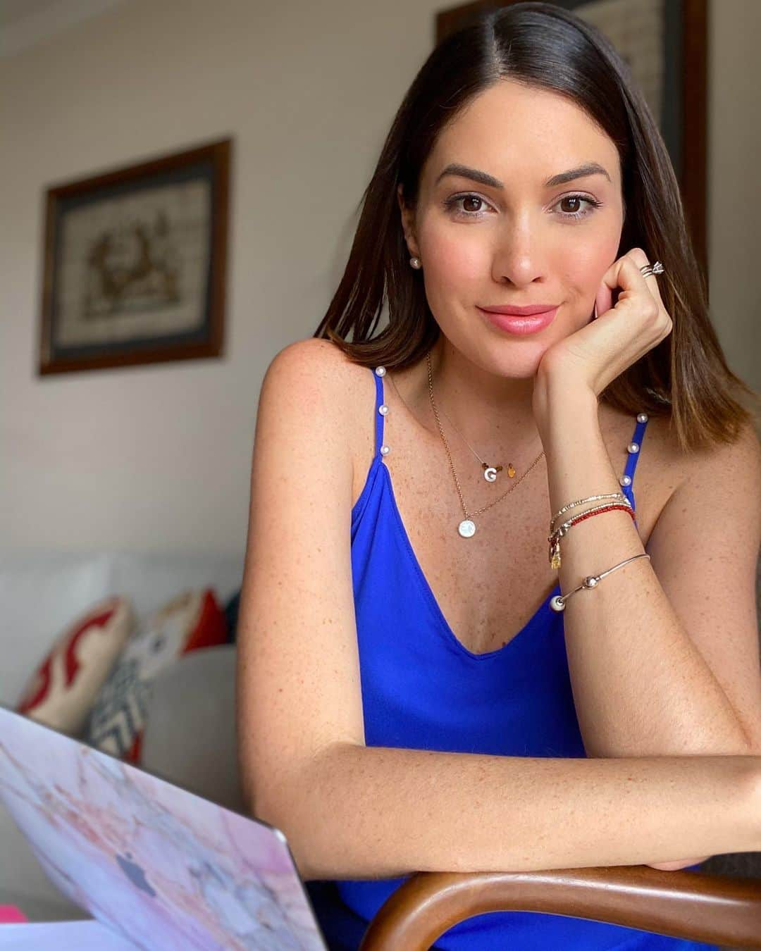 María Gabriela Isler Moralesのインスタグラム：「Escribir mi primer libro se ha convertido en un boleto directo a recuerdos que me han permitido viajar, volver a sonreír, razonar, volver a aprender, soñar y conectar conmigo misma después de mucho tiempo 💙, entre otras cosas. ⁣ ⁣ Les confieso algo, al principio, eso de escribir mi libro me daba pánico, literalmente era un pensamiento que me paralizaba 🥴. Ese miedo que se refleja con excusas y largas de tiempo 👀 ¿saben a qué me refiero, cierto?⁣ ⁣ Cuando me decidí y empecé a escribir, pensaba que lo tenía que hacer para satisfacer al lector experto y empedernido 📚... Parecía que estaba escribiendo para Google o para una enciclopedia jajaja 🙈😂. Con el tiempo me di cuenta que seguía inconscientemente esperando o trabajando por la “validación” de mis recuerdos y mis aprendizajes, pero luego me cayó la locha de que estaba equivocadísima jajaja 🙅🏻‍♀️ 😂 . ⁣ ⁣ Hoy me doy cuenta lo perfectamente imperfecta que soy, y que a pesar de no ser experta en muchas cosas, mi verdad y mis vivencias siempre serán mi mayor fortaleza 🙌🏼. ⁣ ⁣ ¿Miedos? Sí, muchos... 💖 Pero les sigo dando la bienvenida a mi vida. ⁣ ⁣ ¿𝐔𝐬𝐭𝐞𝐝𝐞𝐬 𝐚𝐥𝐠𝐮𝐧𝐚 𝐯𝐞𝐳 𝐡𝐚𝐧 𝐯𝐞𝐧𝐜𝐢𝐝𝐨 𝐮𝐧 𝐦𝐢𝐞𝐝𝐨 𝐪𝐮𝐞 𝐥𝐨𝐬 𝐚𝐥𝐞𝐣𝐚𝐛𝐚 𝐝𝐞 𝐮𝐧 𝐬𝐮𝐞ñ𝐨? ✨ ¿O tienen algún miedo que los tenga congelados? 🥶⁣ ⁣ ¡𝐋𝐨𝐬 𝐥𝐞𝐨! 🥰⁣ ⁣ #GabrielaIsler #Dreamer #Doer #Author #MyFirstBook #Writer ⁣#Miedos」