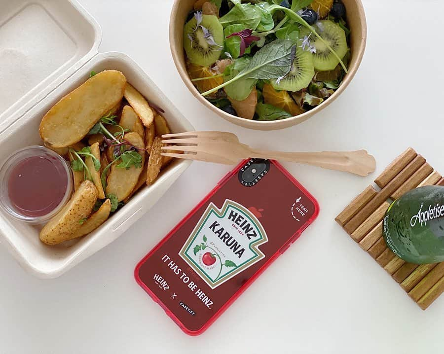 Karunaさんのインスタグラム写真 - (KarunaInstagram)「. 🍅🥫🍅 HEINZ ❌ CASETiFY 🍅🥫🍅 ㅤㅤㅤ 他のデザインも可愛くてすごく迷った・・・ ケチャラーの私にはたまらないコラボです🤤 使い始めたらケチャップとベストカップルの フライドポテトが食べたくなりWoltを使って SUZU CAFEデリバリーをした日🤳🏻🧃🥗🍟 ㅤㅤㅤ 📲：6月5日 国際ケチャップデーに新発売 🍝 🚴🏻：ウォルト初回割引クーポン《 KARUNA 》 ㅤㅤㅤ #HEINZxCASETiFY #HEINZ #KETCHUP #PR #Wolt広島 #SUZUCAFE #ランチ #おうち時間」6月2日 9時53分 - karuna0520